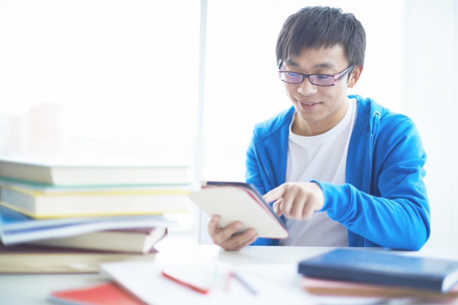 Estudante aplicando estratégias de orçamento